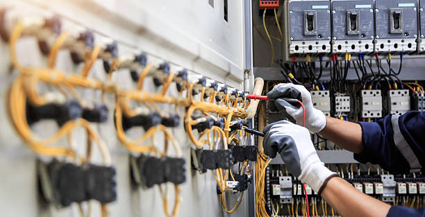 Professional Electrician technician working in Zephyrhills West, FL